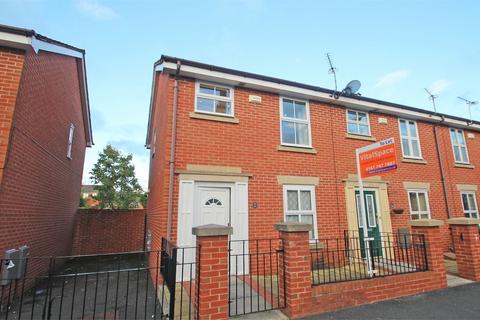 2 bedroom end of terrace house to rent, Heron Street, Hulme, Manchester, M15