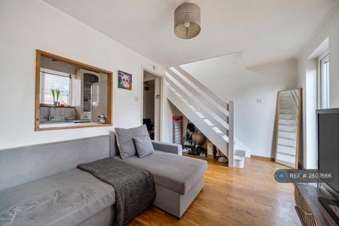 1 bedroom terraced house to rent, Emerald Close, London, E16