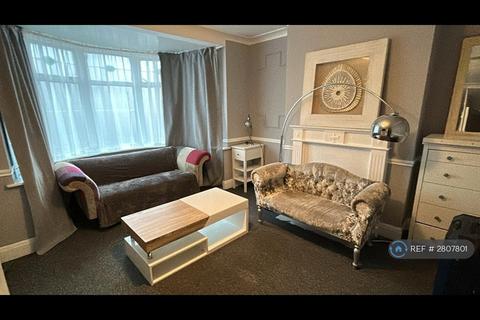 5 bedroom semi-detached house to rent, Onslow Gardens, London, E18