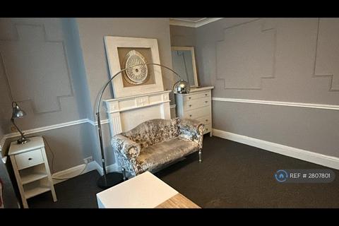 5 bedroom semi-detached house to rent, Onslow Gardens, London, E18