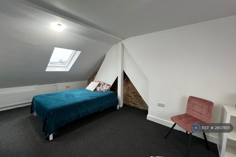 5 bedroom semi-detached house to rent, Onslow Gardens, London, E18