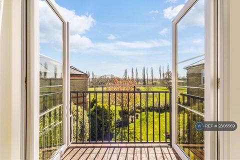 2 bedroom flat to rent, Horton Crescent, Epsom, KT19
