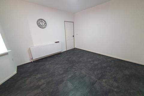 3 bedroom semi-detached house to rent, Radcliffe Road, Bolton