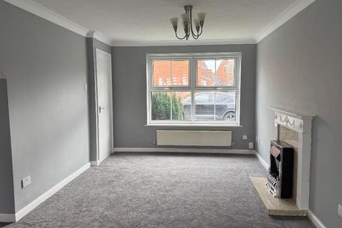 3 bedroom semi-detached house to rent, Foxglove Close, Wednesfield, WV11