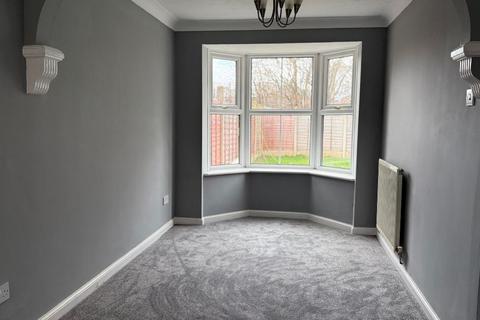 3 bedroom semi-detached house to rent, Foxglove Close, Wednesfield, WV11
