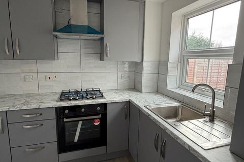 3 bedroom semi-detached house to rent, Foxglove Close, Wednesfield, WV11