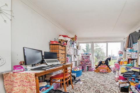 3 bedroom semi-detached house for sale, Barnardiston Road, Colchester