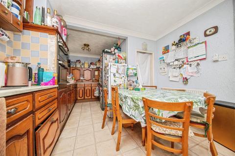 3 bedroom semi-detached house for sale, Barnardiston Road, Colchester