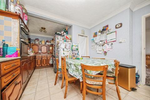 3 bedroom semi-detached house for sale, Barnardiston Road, Colchester