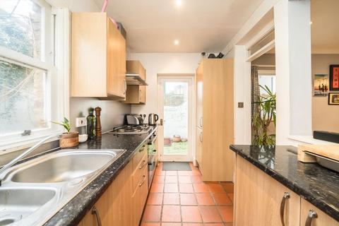 2 bedroom flat for sale, Clitheroe Road, London SW9