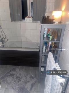 1 bedroom in a house share to rent, The Drive, Feltham, TW14