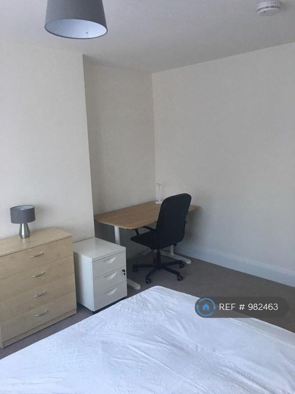 Room 4 - Available