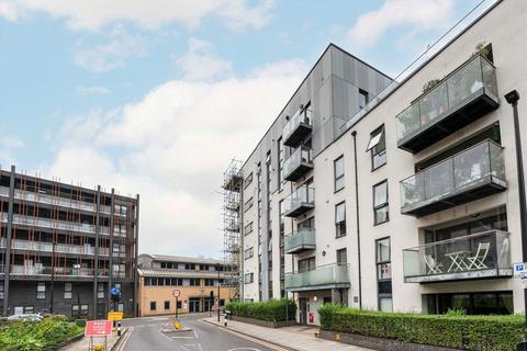 2 bedroom flat to rent, Wallwood Street, London E14