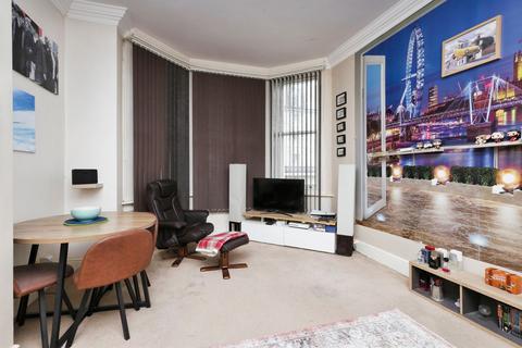 1 bedroom flat for sale, Queens Gardens, Eastbourne