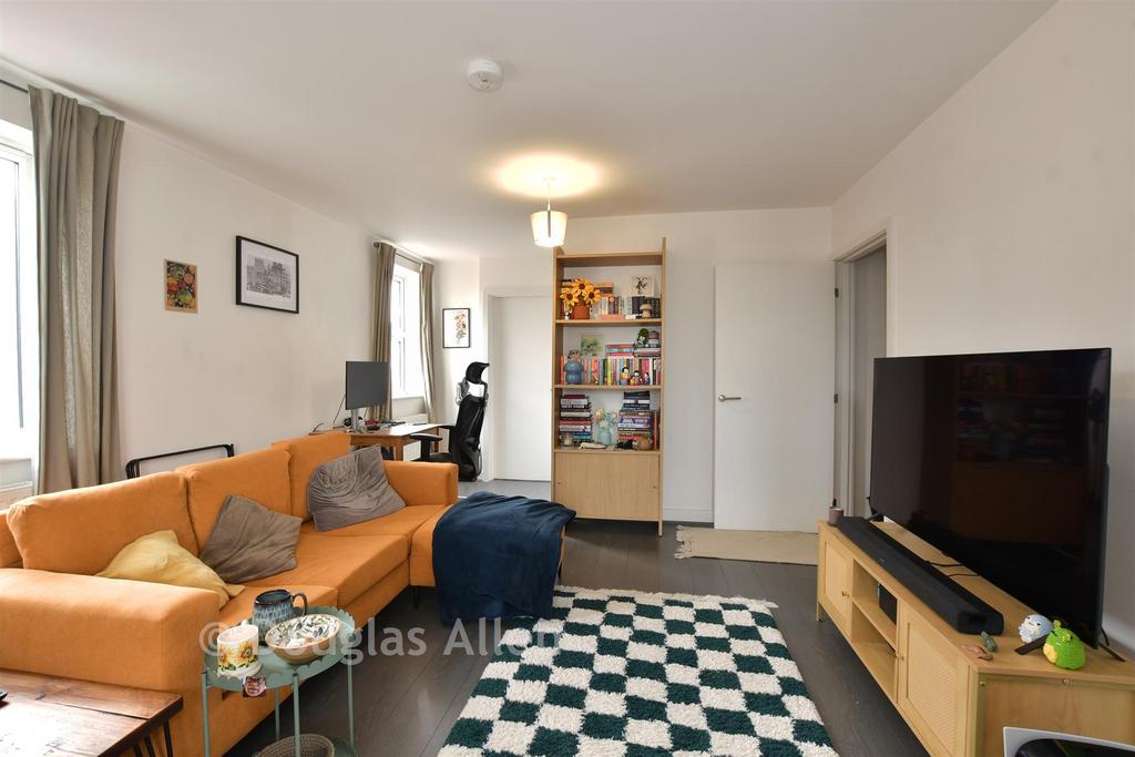 Lounge/Dining Area