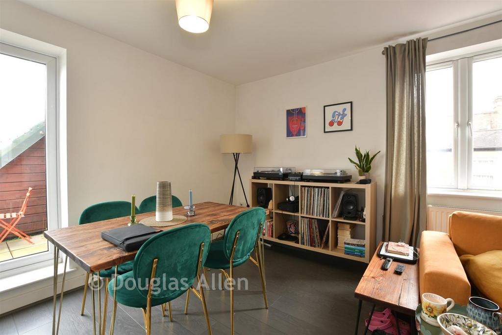 Lounge/Dining Area