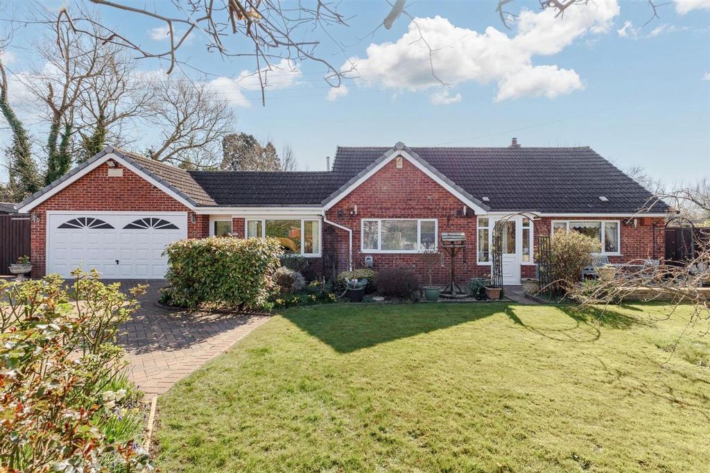 stratford-road-evesham-wr11-3-bed-detached-bungalow-for-sale-600-000