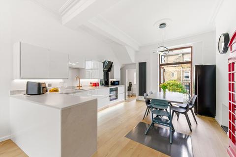 3 bedroom flat for sale, Oberstein Road, London SW11