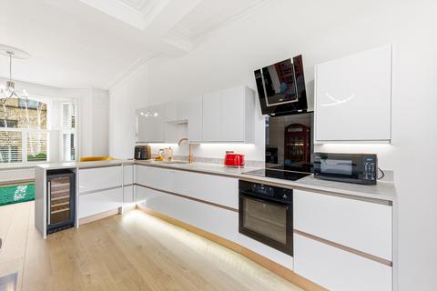 3 bedroom flat for sale, Oberstein Road, London SW11