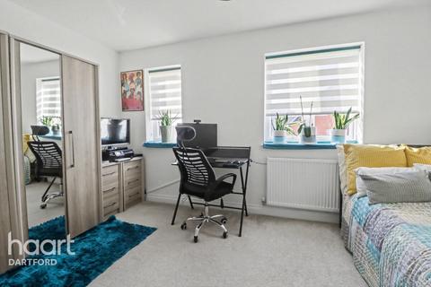 2 bedroom end of terrace house for sale, Haygreen Crescent, Swanscombe