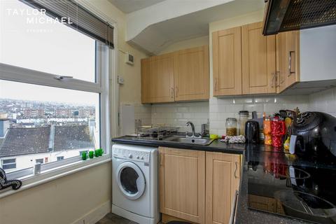 3 bedroom maisonette to rent, Roundhill Crescent, Brighton