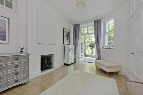 Studio to rent, Holland Park London