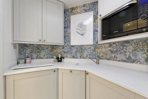 Studio to rent, Holland Park London