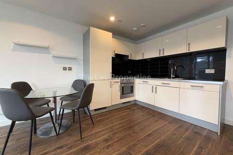3 bedroom apartment to rent, Blue, Salford M50
