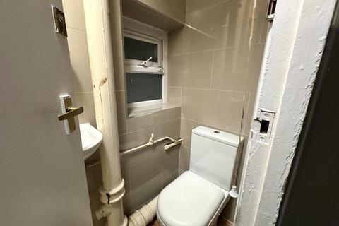 Studio to rent, Askew Crescent, London, W12
