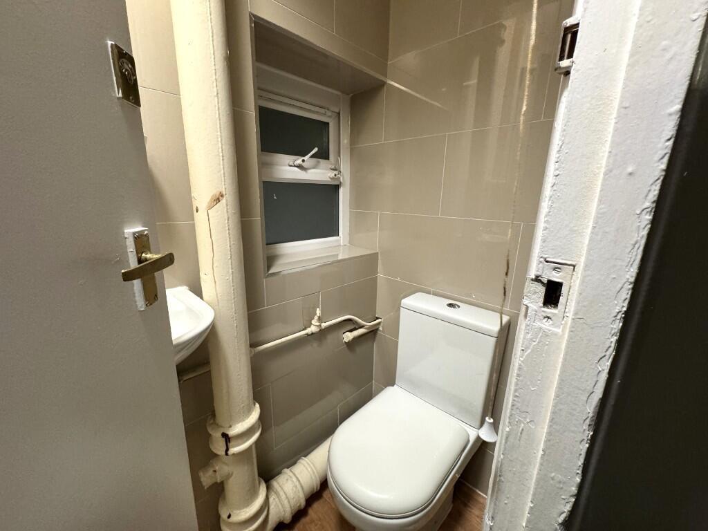 Compact private WC with a modern close-coupled ...