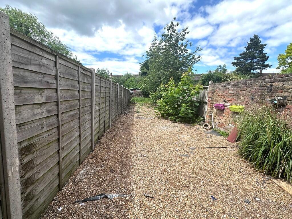 Private gravel garden with mature planting, tim...