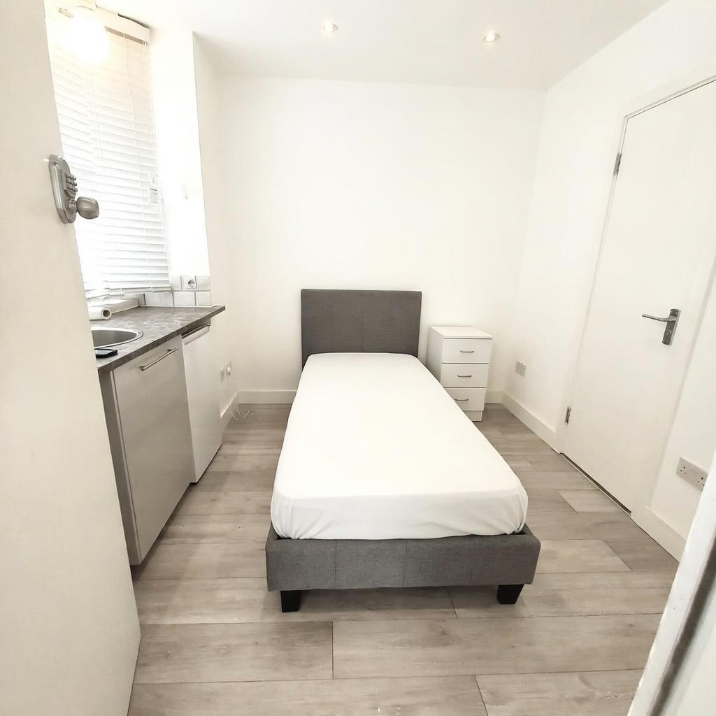 Bright, tidy single bedroom with a comfortable ...