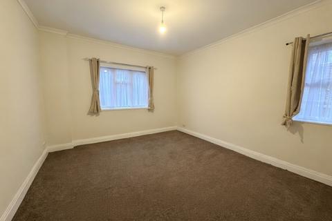 2 bedroom flat to rent, Watford Way, London, NW7