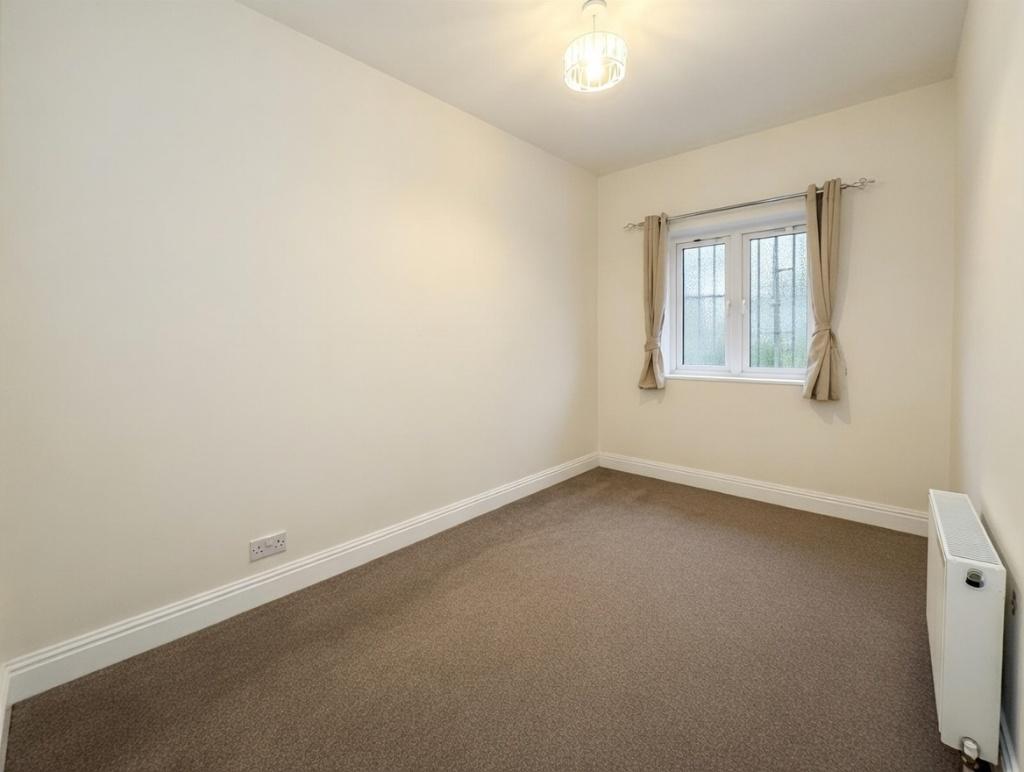 Simple, neutrally decorated single bedroom with...