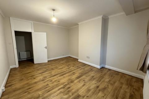 2 bedroom flat to rent, Watford Way, London, NW7