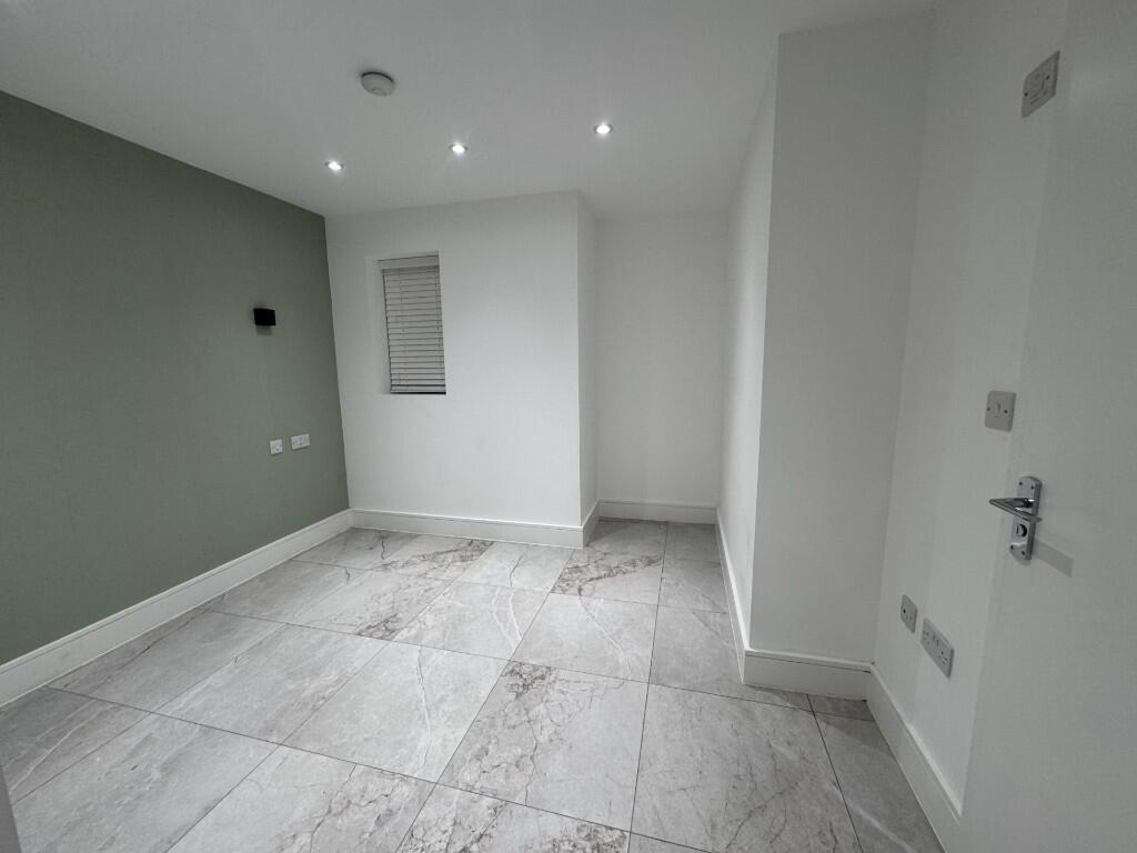 Bright, recently refreshed room with neutral pa...