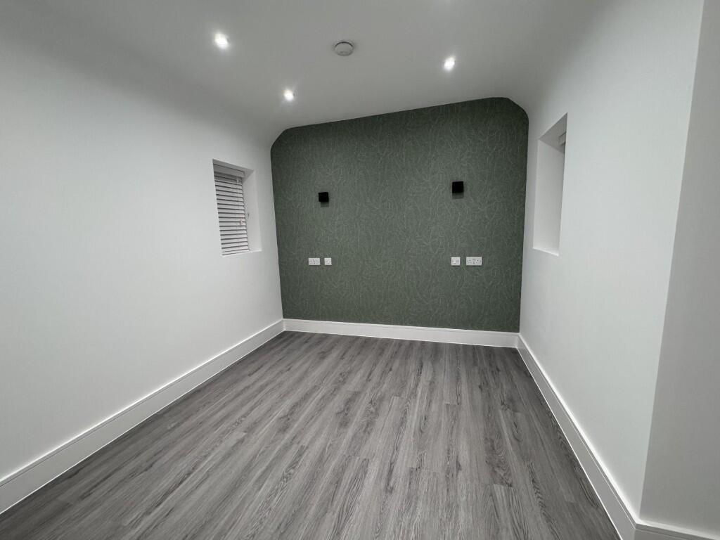 Clean, newly decorated single bedroom with neut...