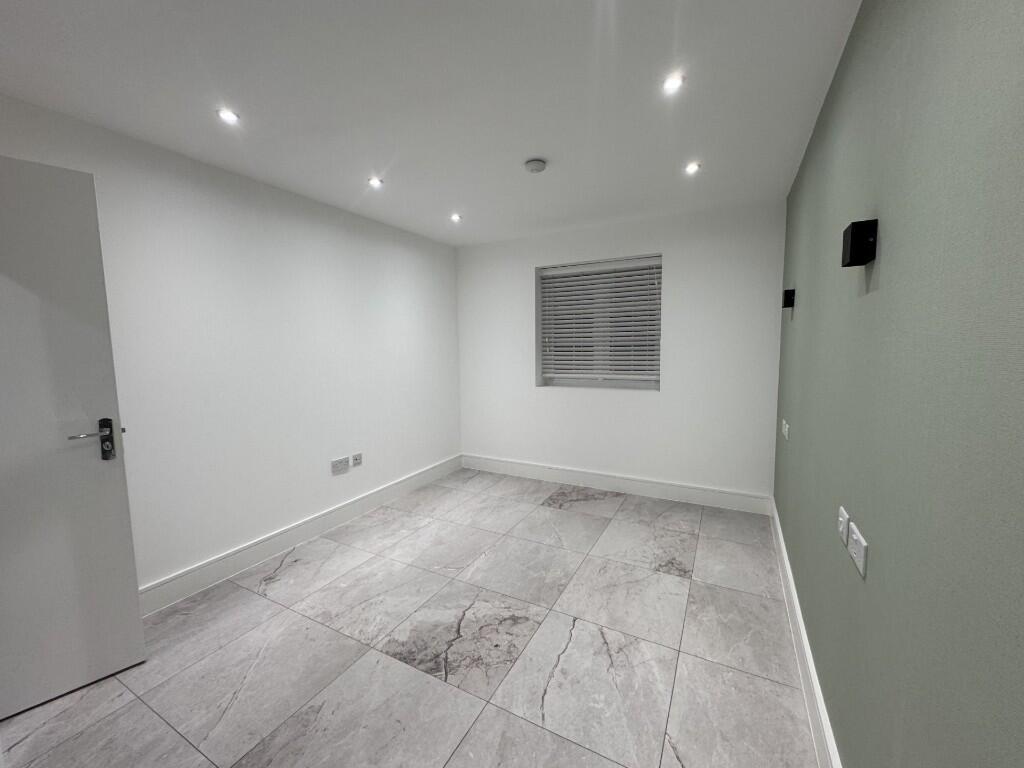 Neatly presented single bedroom with recessed c...