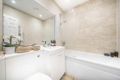 2 bedroom flat to rent, Lewin Road, London SW16
