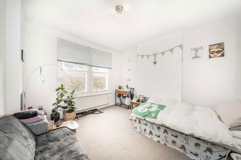 2 bedroom flat to rent, Lewin Road, London SW16