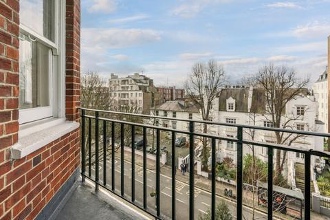 Studio to rent, Neville Court, Abbey Road, London, NW8