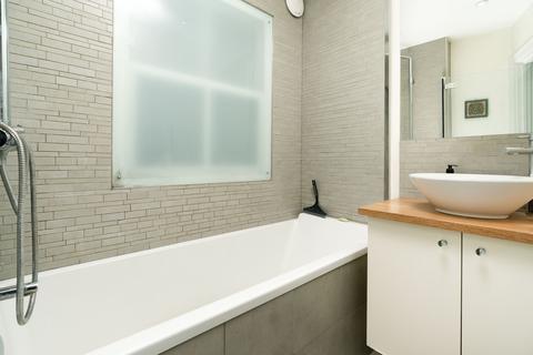 Studio to rent, Neville Court, Abbey Road, London, NW8