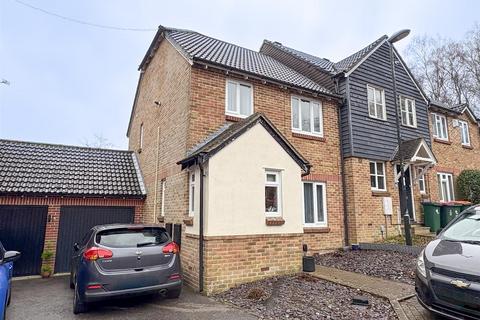 3 bedroom end of terrace house for sale, William Morris Way, Crawley