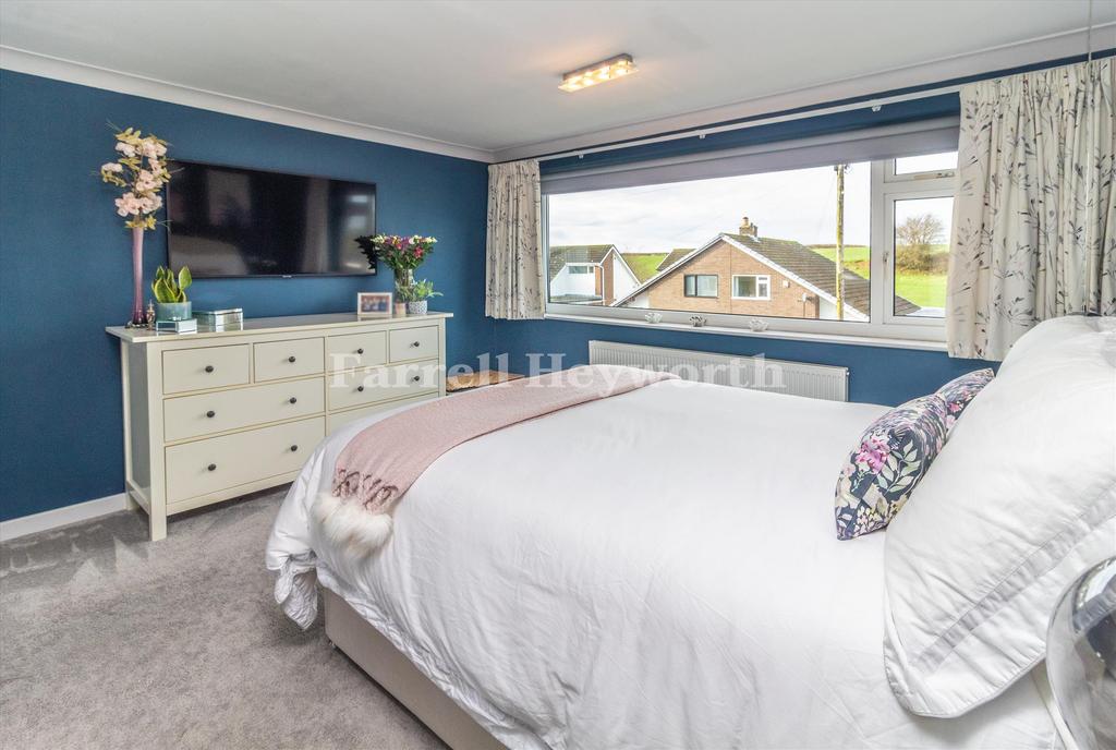 Bedroom 1 image 2
