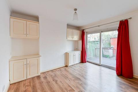 2 bedroom flat to rent, Runnymede, Colliers Wood, London, SW19
