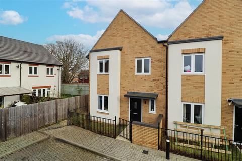3 bedroom end of terrace house for sale, Montreal Close, Farnborough GU14
