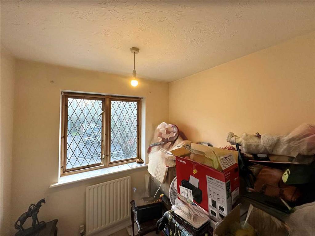 Front bedroom 1: