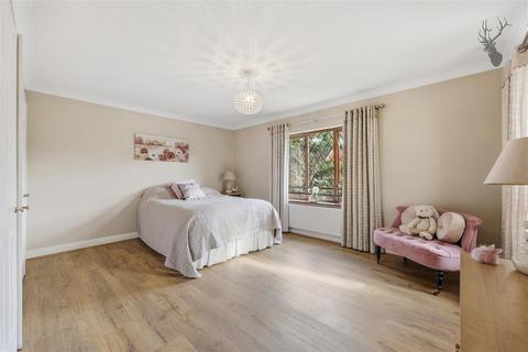 5 bedroom detached house for sale, The Paddocks, Romford RM4