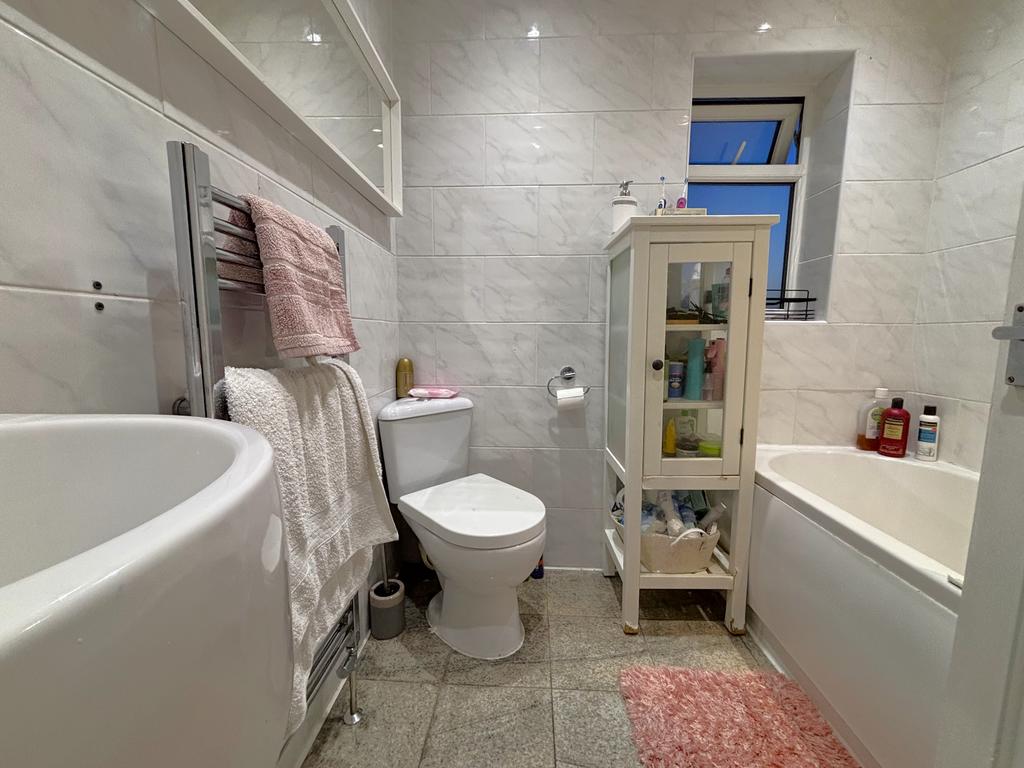 27 Clovely bathroom.jpeg