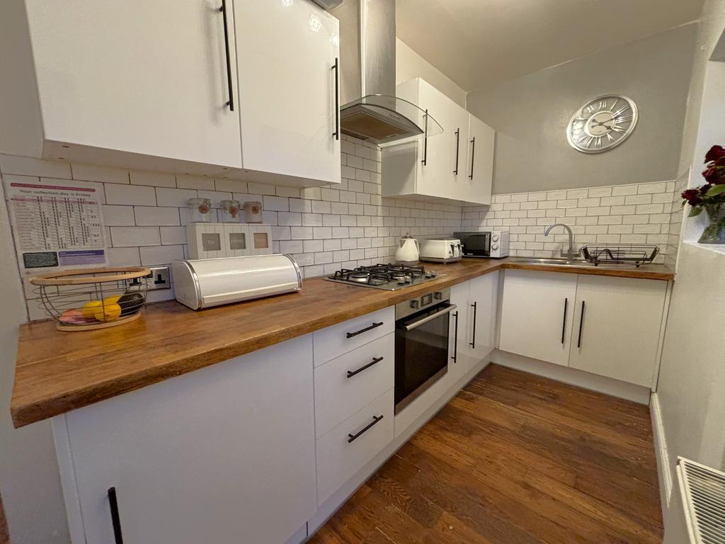 27 Clovely kitchen.jpeg